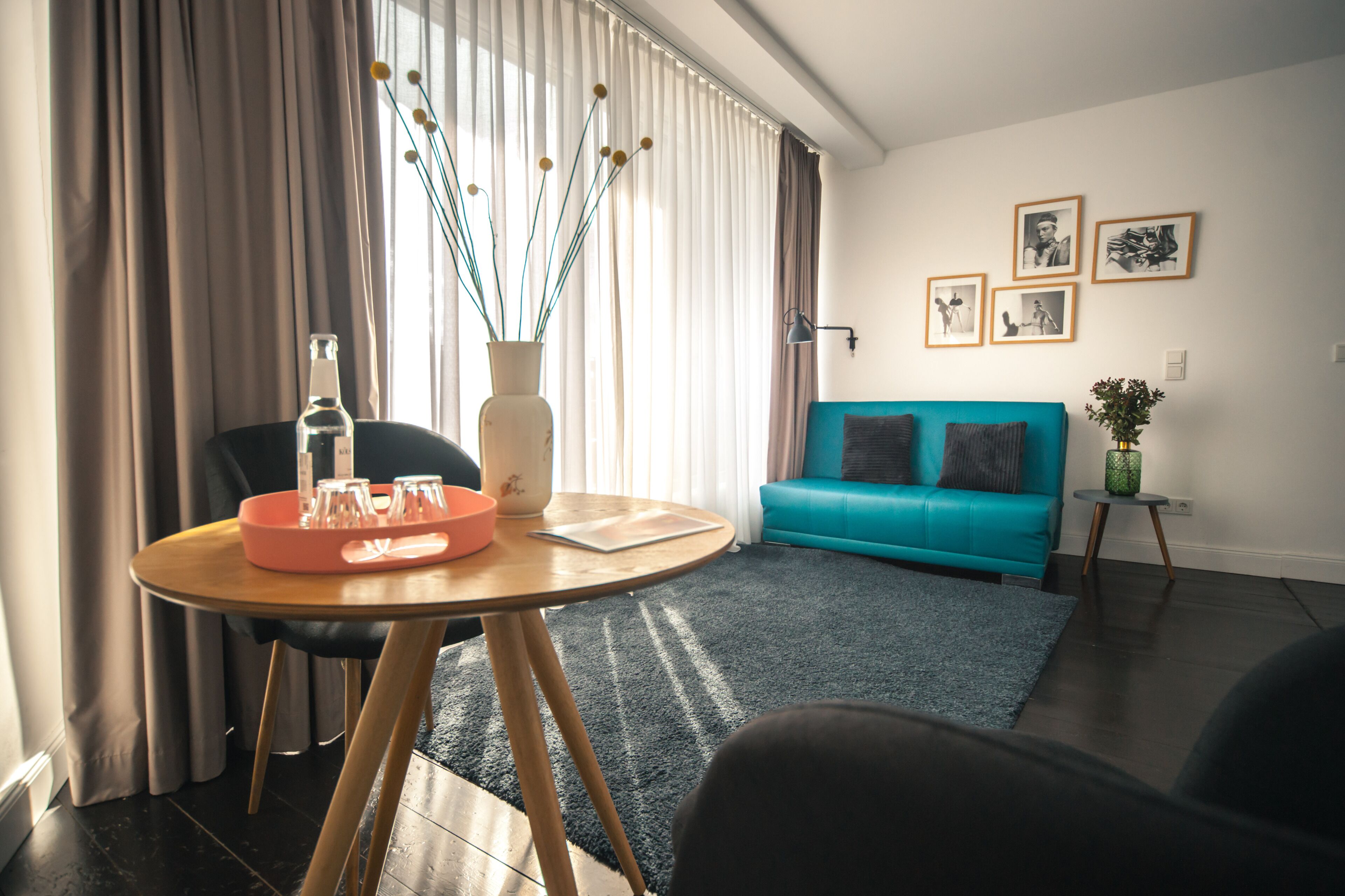 suite | living area | flat-screen tv