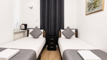 Chambre avec lits jumeaux, salle de bains attenante | Fer et planche à repasser, Wi-Fi gratuit