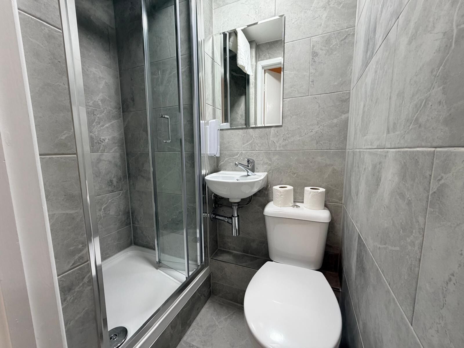 Triple Room | Bathroom | Shower, free toiletries, hair dryer, towels
