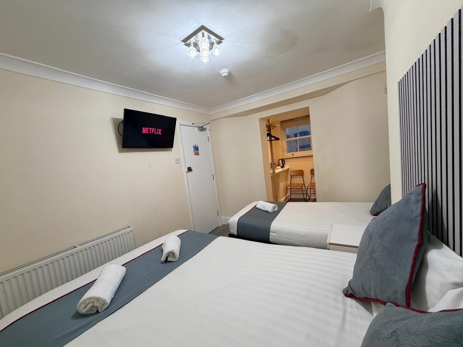 Habitación triple | Tabla de planchar con plancha y wifi gratis 