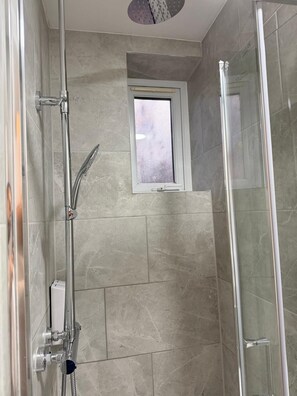 Camera tripla | Bagno | Doccia, set di cortesia gratuito, asciugacapelli, asciugamani