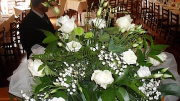 Petit déjeuner, déjeuner et dßner servis sur place