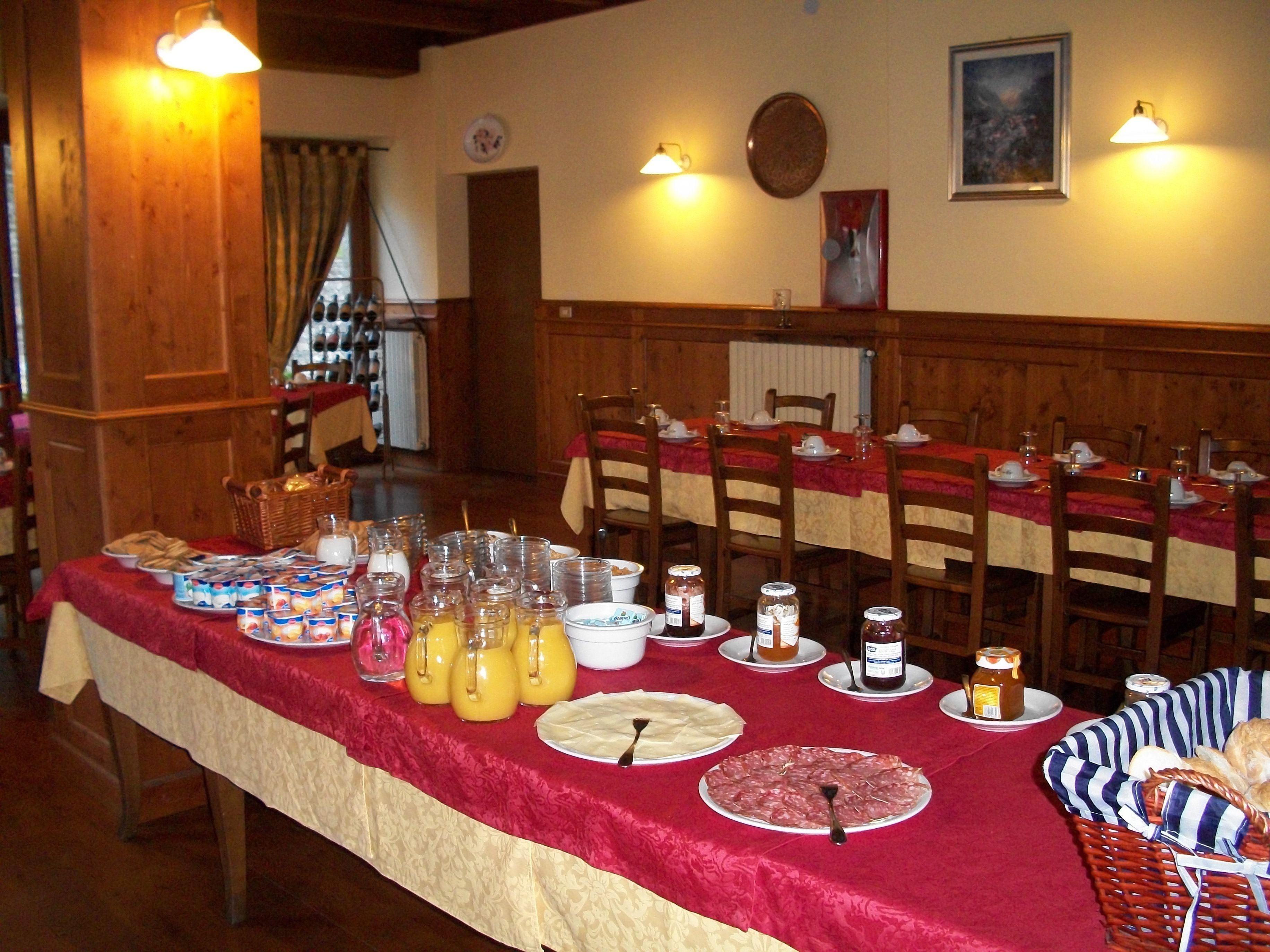 Tägliches großes Frühstück (10 EUR pro Person)