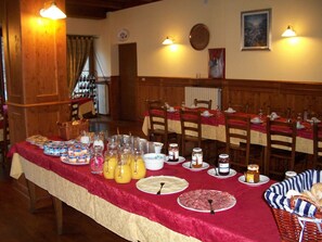 Café da manhã completo todos os dias (EUR 10 por pessoa)