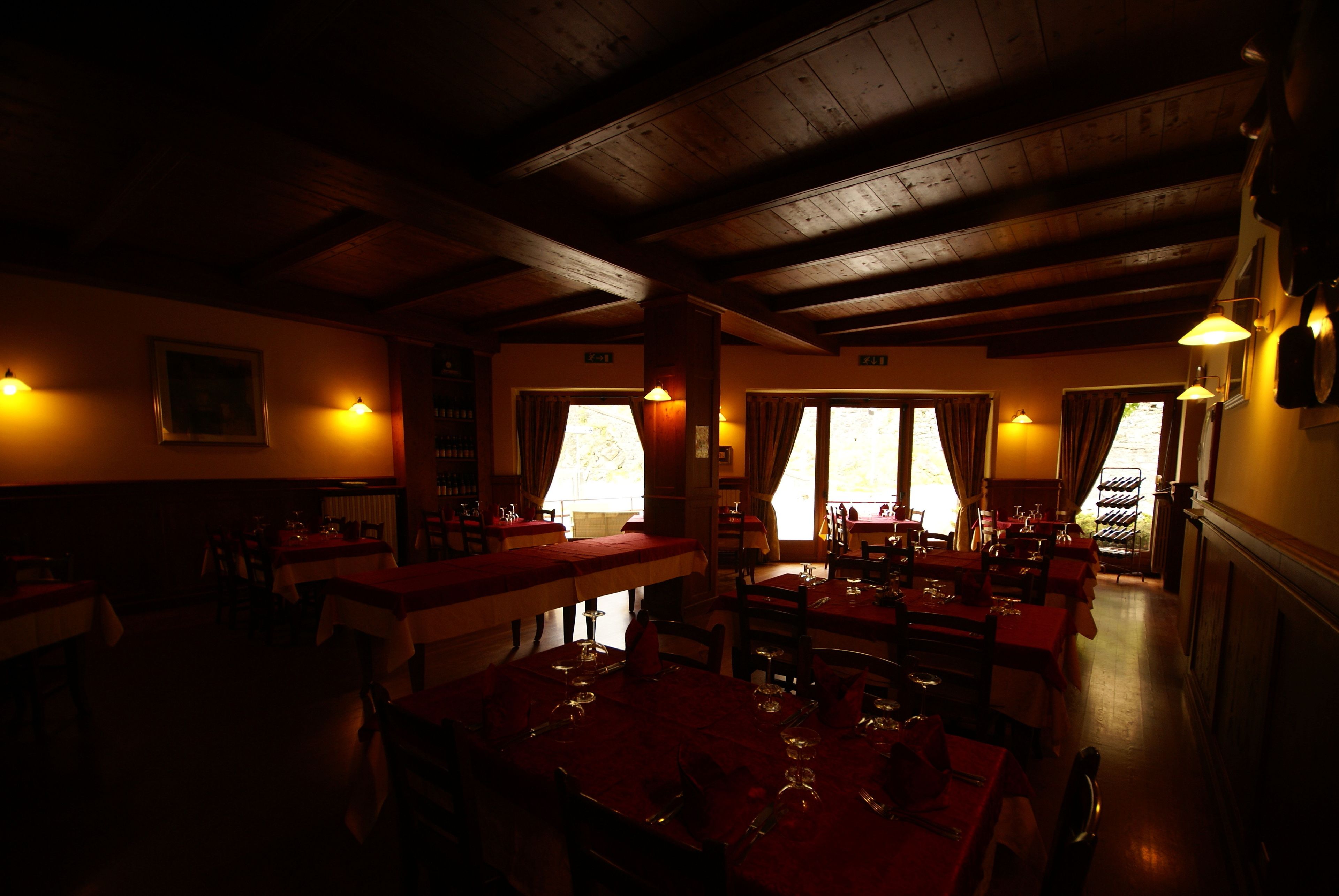 Petit déjeuner, déjeuner, dîner et brunch servis sur place