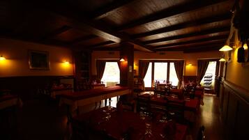 Petit déjeuner, déjeuner, dîner et brunch servis sur place