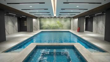 Swim-up bar