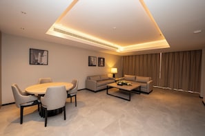 Suite Eksekutif, 1 kamar tidur | Area keluarga | TV