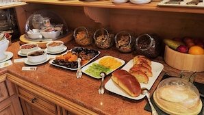 Un buffet garni de divers plats et couverts.