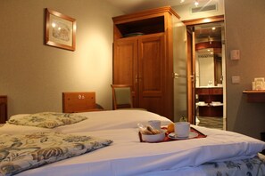 Habitación estándar doble | Minibar, decoración individual, cunas (de pago) y camas supletorias