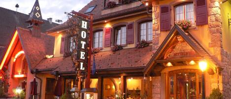 Fassade der Unterkunft – Abend/Nacht