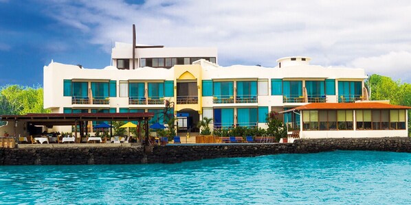 Un gran resort con varias construcciones, piscina y zonas de estar al aire libre.