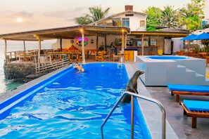 Utomhuspool, gratis cabanor och parasoller