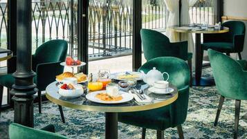 Tägliches kontinentales Frühstück (15 EUR pro Person)