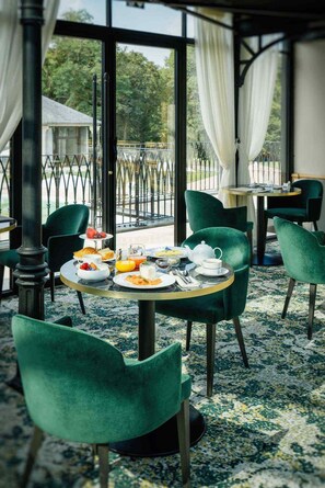 Tägliches kontinentales Frühstück (15 EUR pro Person)