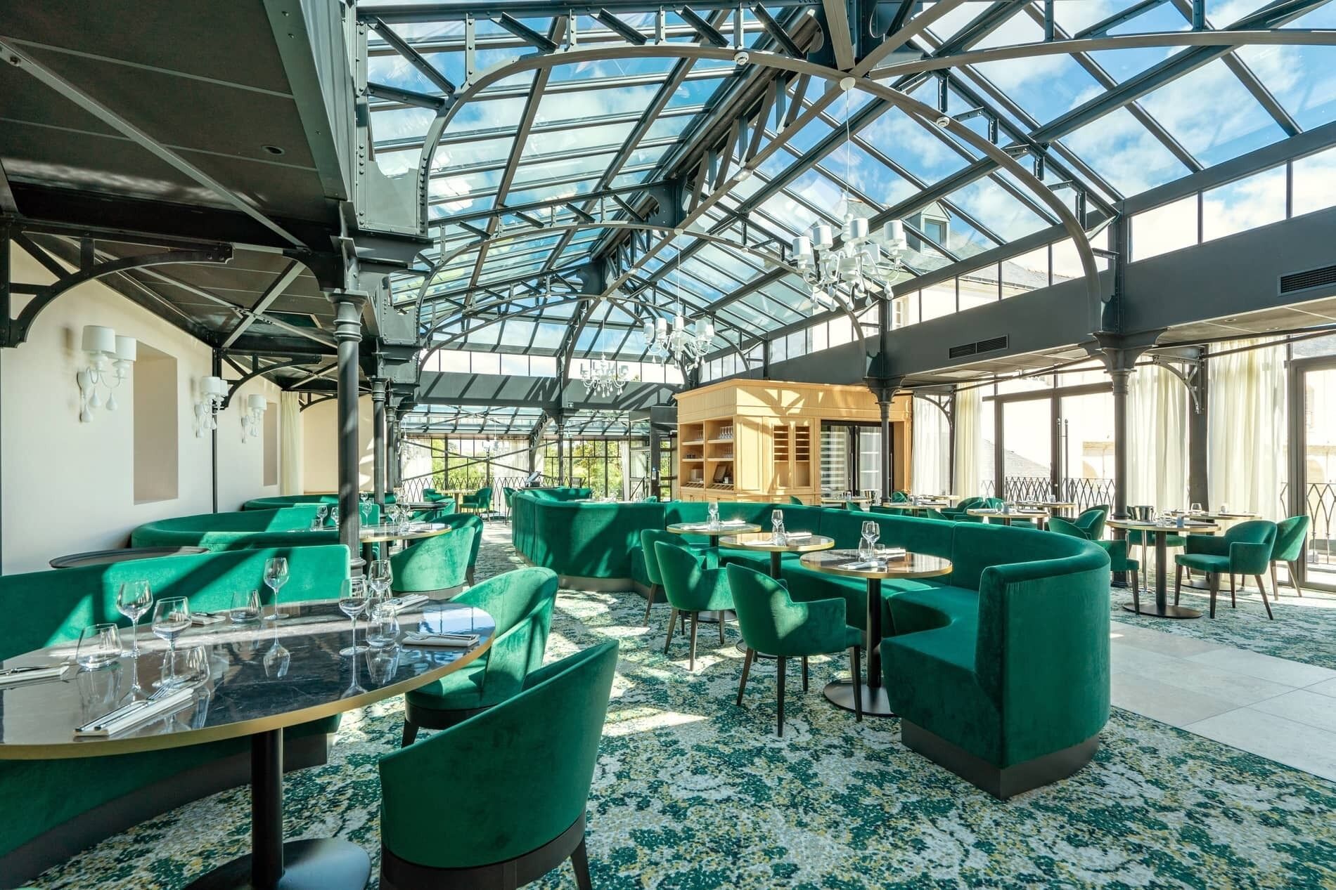 2 restaurants servant le petit déjeuner, le déjeuner et le dîner