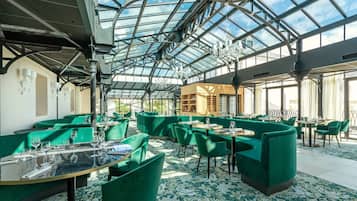 2 restaurants servant le petit déjeuner, le déjeuner et le dßner