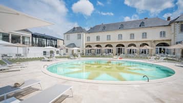 Sæsonbestemt udendørs pool, åben fra kl. 10.00 til kl. 18.30, parasoller