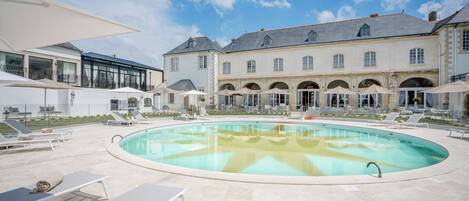 Piscina externa sazonal, funciona das 10h às 18h30, guarda-sóis