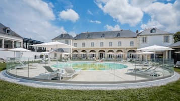 Sæsonbestemt udendørs pool, åben fra kl. 10.00 til kl. 18.30, parasoller