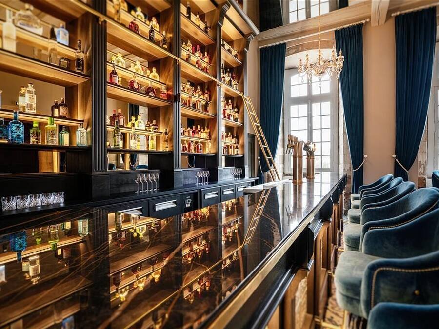 Serves lunch and dinner