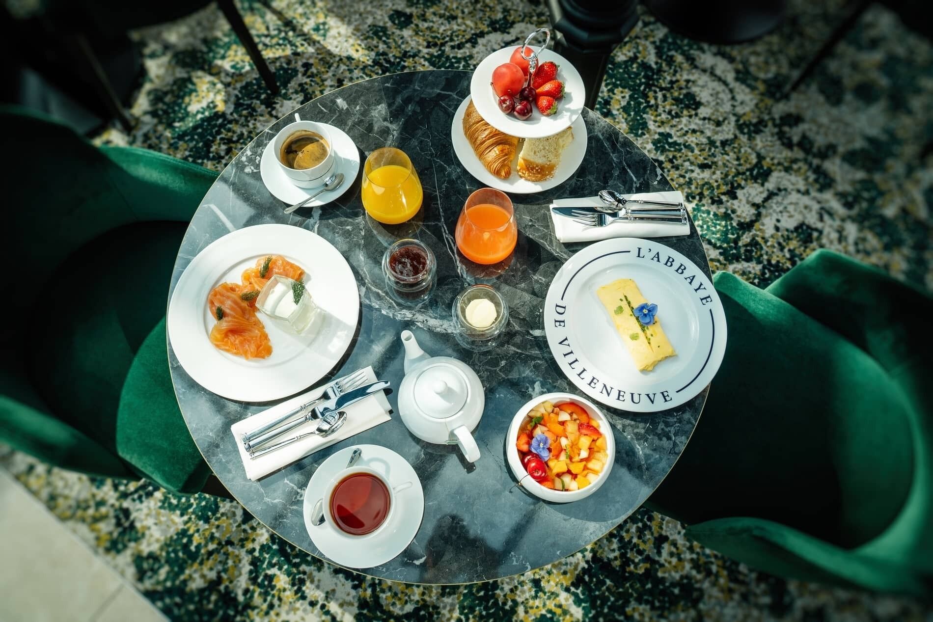 daily continental breakfast (eur 20 per person)