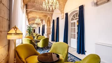 2 restaurants, breakfast, lunch, dinner served; French cuisine