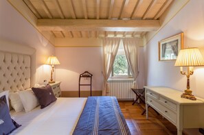 Ropa de cama de alta calidad, cubrecamas y minibar