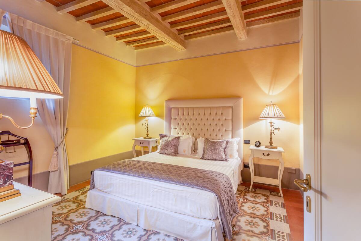 Ropa de cama de alta calidad, cubrecamas y minibar