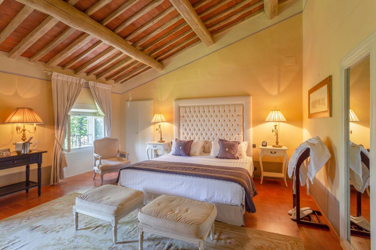 Ropa de cama de alta calidad, cubrecamas y minibar