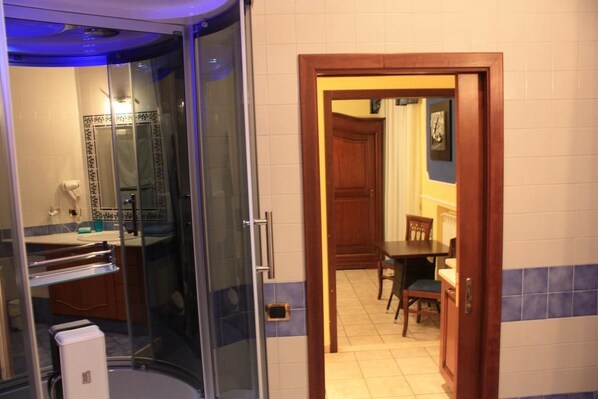 Apartment, 1 Bedroom | Minibar, in-room safe, desk, soundproofing - Del Corso (Naples)