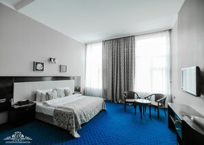 Habitació doble superior, 1 dormitori, fumadors | Sala d'estar | Televisor LCD 