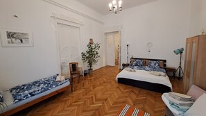 Yksilöllisesti sisustettu, yksilöllisesti kalustettu, pimennysverhot