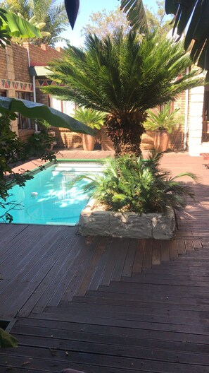 Suite ejecutiva, 1 habitación | Piscina al aire libre | 2 piscinas al aire libre, tumbonas