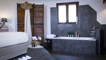 Deep-soaking bathtub