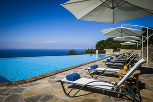 室外游泳池，池畔遮阳伞，日光浴躺椅