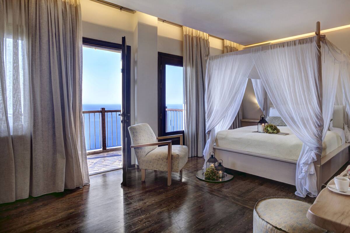 Premium bedding, in-room safe, desk, blackout curtains