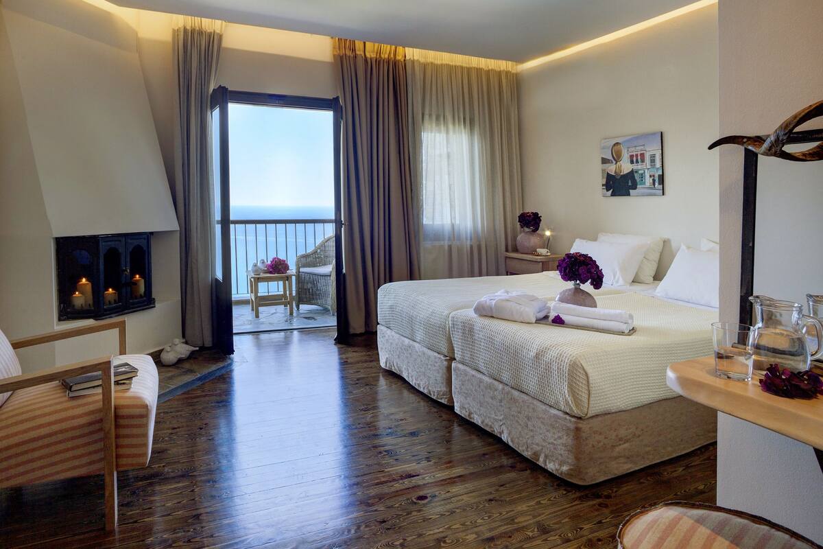 Premium bedding, in-room safe, desk, blackout curtains