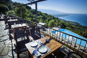 Outdoor dining - Dohos Hotel Experience (Agia)