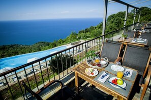 Breakfast, lunch and dinner served  - Dohos Hotel Experience (Agia)