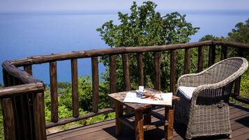 Bungalow Deluxe, balcón, vista al mar | Terraza o patio