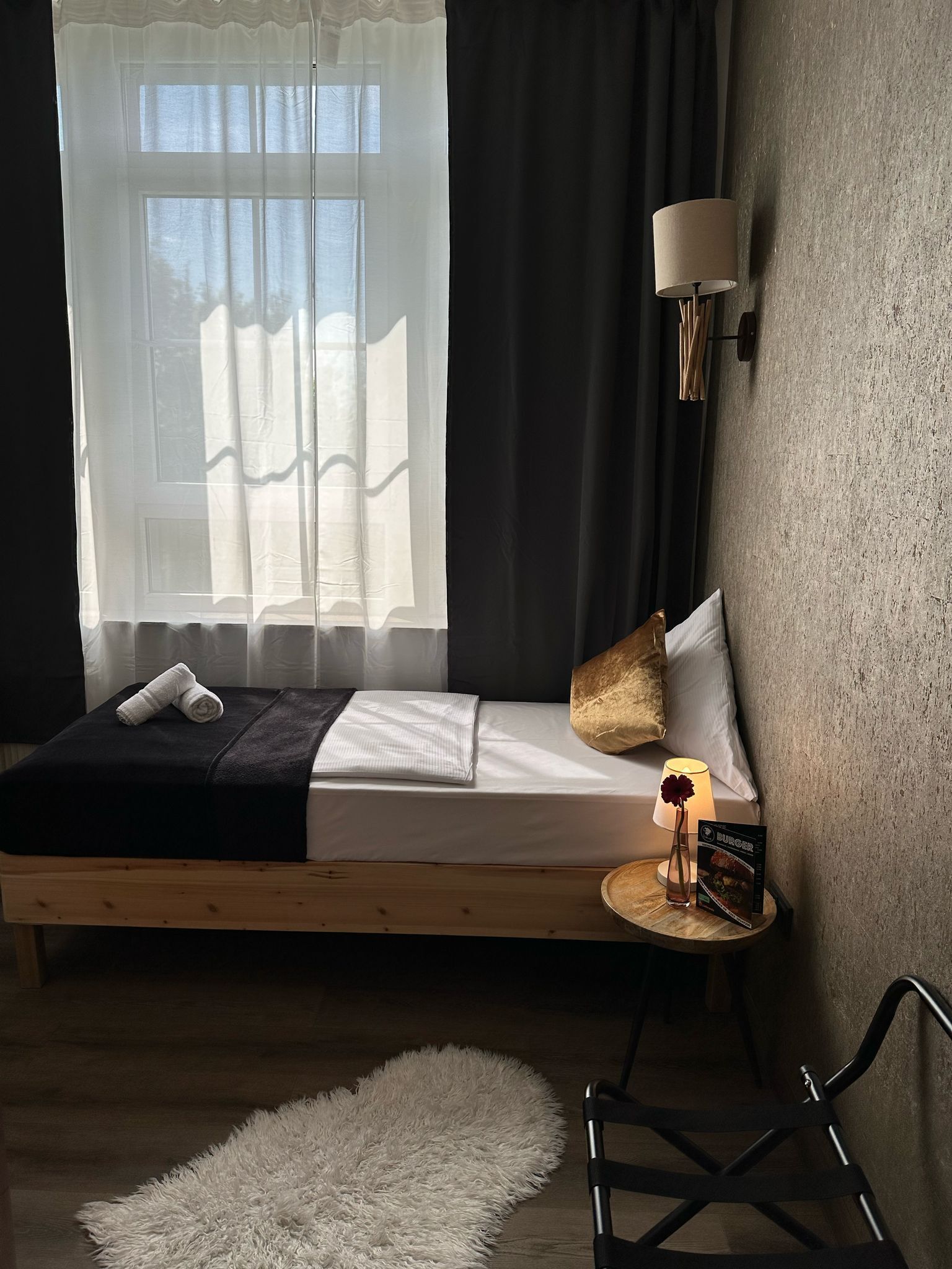 シングルルーム | 低刺激性寝具、羽毛の掛け布団、ピロートップベッド 、デスク