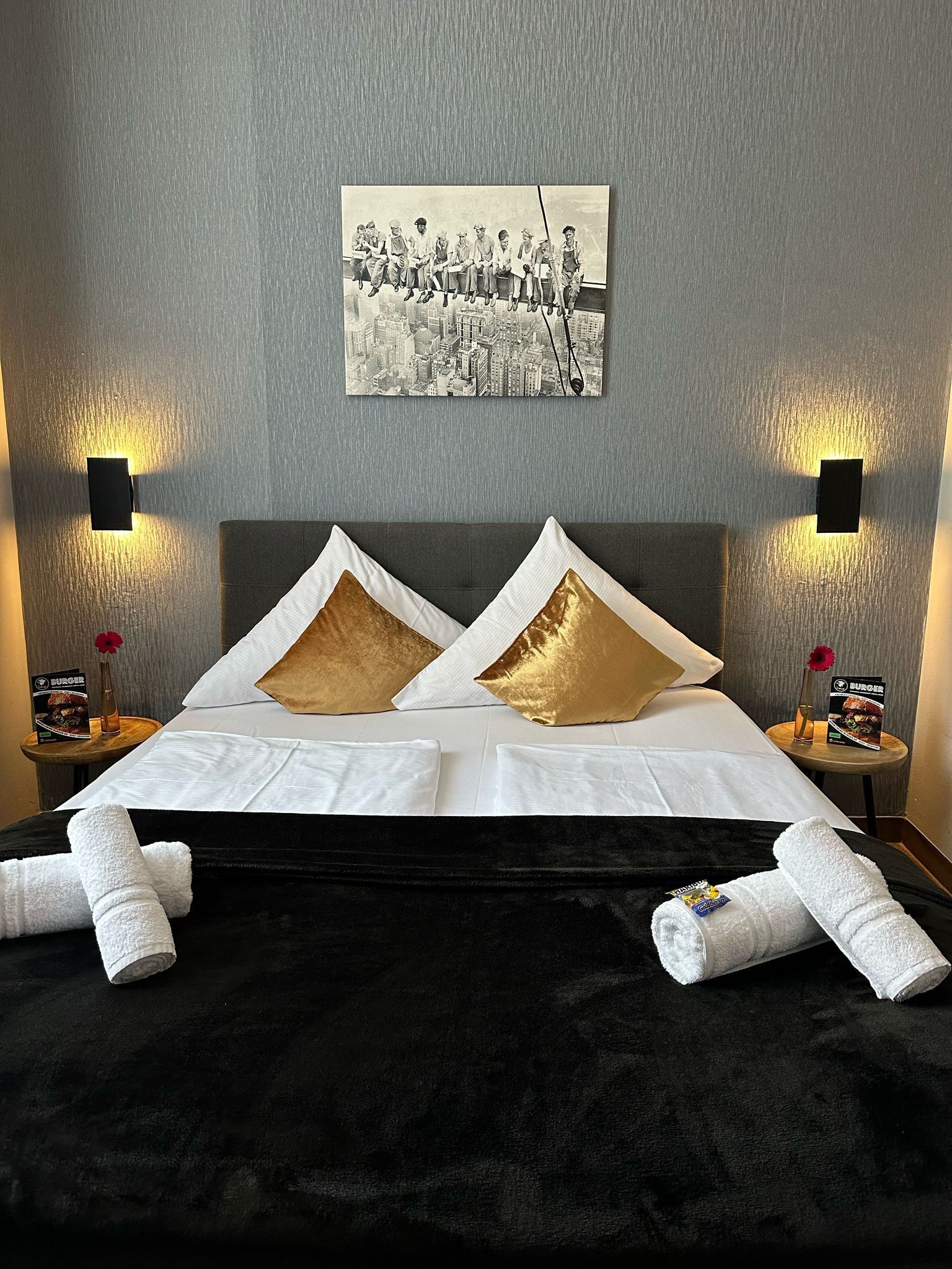 ダブルルーム | 低刺激性寝具、羽毛の掛け布団、ピロートップベッド、デスク