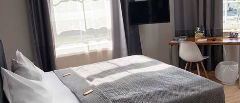 Literie hypoallergénique, couette en duvet d'oie, surmatelas, bureau