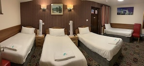 Quadruple Room | WiFi (free) - Twickenham Guest House (Twickenham)