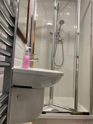 Studio, Kitchen | Bathroom | Free toiletries, towels - Twickenham Guest House (Twickenham)