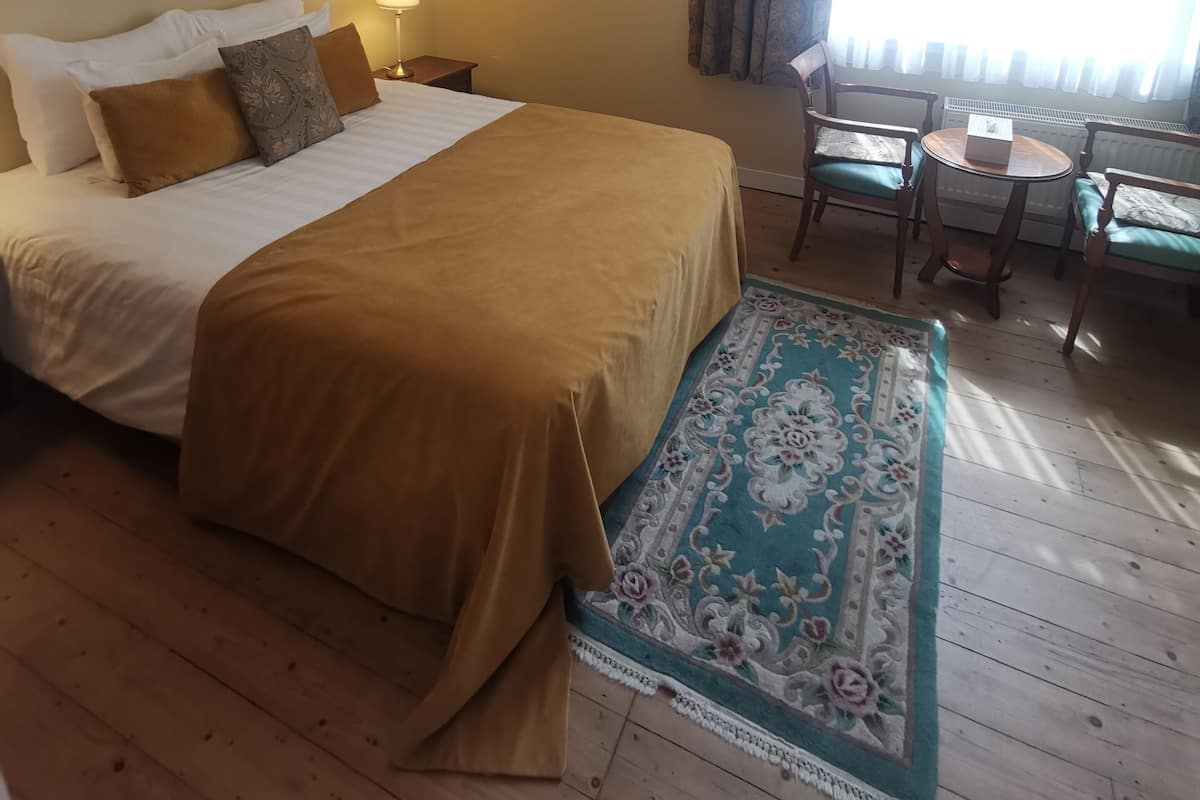Comfort Double Room | In-room safe, iron/ironing board, free WiFi