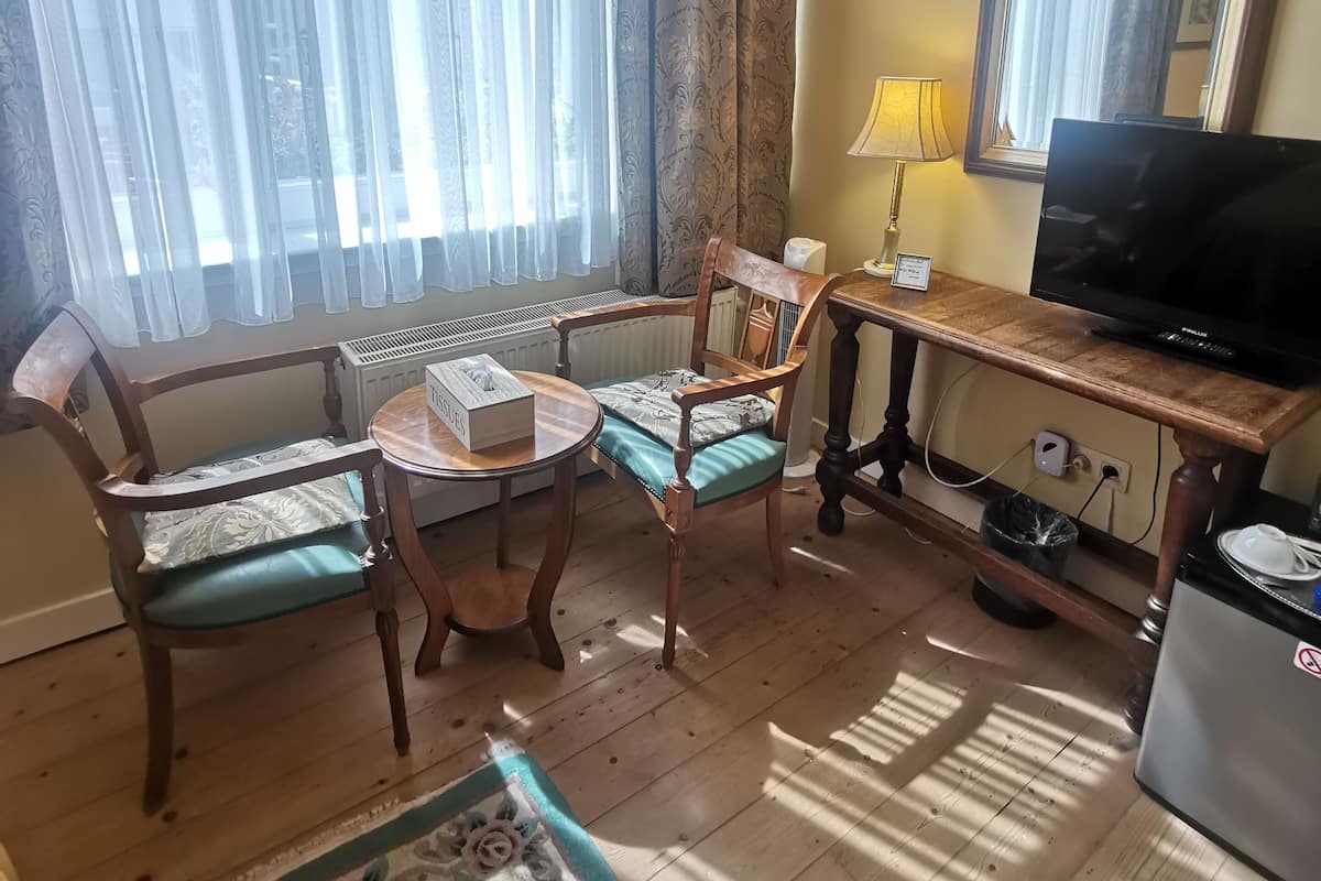 Comfort Double Room | In-room safe, iron/ironing board, free WiFi