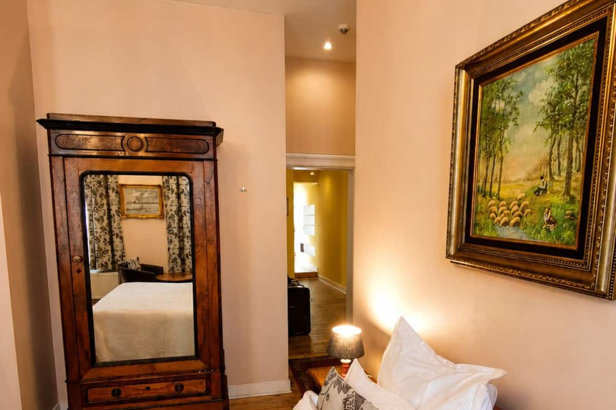 Comfort Double Room | In-room safe, iron/ironing board (on request), WiFi (free)