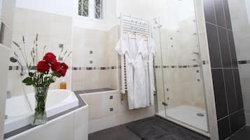 Separate bathtub and shower, jetted bath, rainfall showerhead